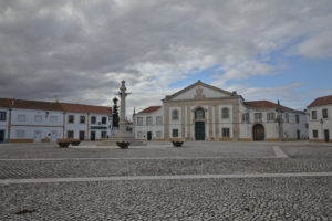 Pelourinho e edifício da câmara na Praça dos Imperadores