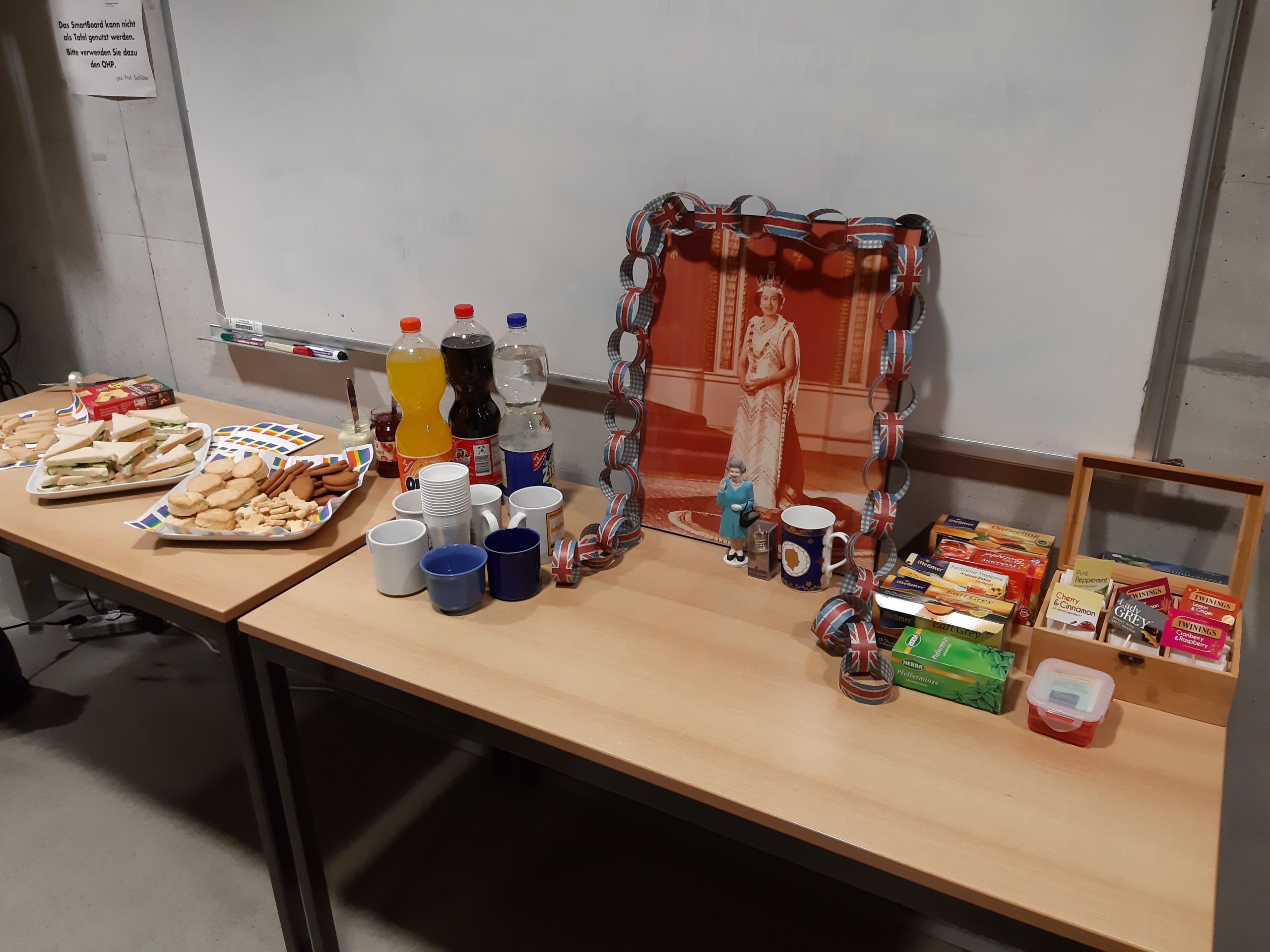 Screening The Crown Deko