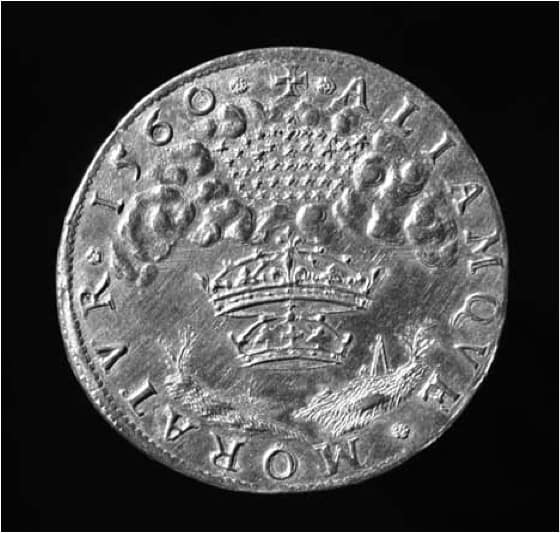 Fig. 7   Medal of Mary Queen of Scots with the three crowns device, Aliamque moratur (And awaits another). (Edinburgh, National Museums of Scotland).