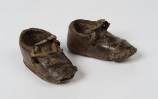 Concealed Shoes. Retrieved from https://www.northamptonmuseums.com/info/3/collections/61/shoes-2/3